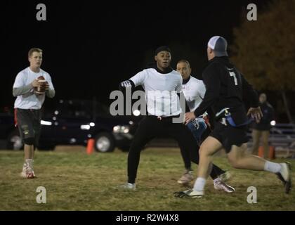 Navigant de première classe Joshua Robertson, SF Sykes poseur, blocs rushers de SF au cours de l'intra-muros Stankiewicz 2018 flag football championnat à Kirtland Air Force Base, N.M., 8 novembre. Banque D'Images