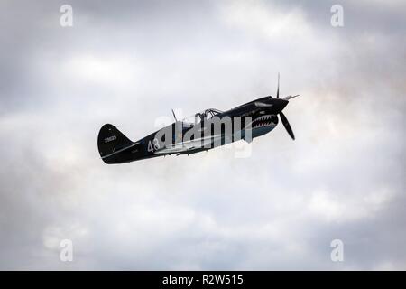 Un P-40N Warhawk en prestation au ailes sur Homestead Air and Space Show à Homestead Air Reserve Base, en Floride, le 3 novembre 2018. Le P-40N est peint dans les couleurs de l'American Volunteer Group connu sous le nom de Flying Tigers. Banque D'Images