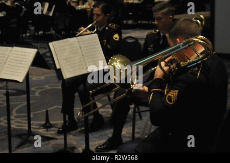 La Géorgie avec les gardes de Marietta 116Army Band se produit à la 66e de reconnaissance annuel déjeuner à la Cobb Galleria Centre sur le 13 novembre de 2018 à Marietta, Ga, la 116e fonctionne à plus de 100 événements communautaires rapport annuel. U.S. Army National Guard Banque D'Images