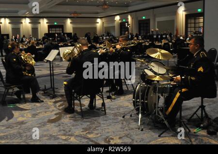 La Géorgie avec les gardes de Marietta 116Army Band se produit à la 66e de reconnaissance annuel déjeuner à la Cobb Galleria Centre sur le 13 novembre de 2018 à Marietta, Ga, la 116e fonctionne à plus de 100 événements communautaires rapport annuel. U.S. Army National Guard Spec. Jeron Walker Banque D'Images