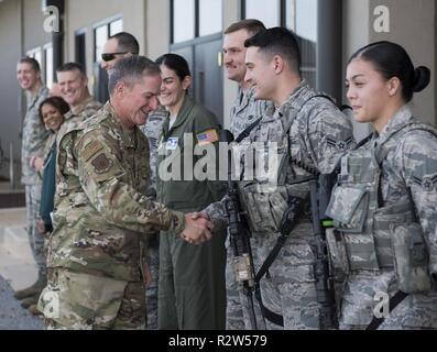 Chef d'état-major de la Force aérienne Le Général David L. Goldfein et époux, Dawn Goldfein, a visité la Base Aérienne de Dover, Delaware, d'inclure des opérations d'affaires mortuaires de l'Armée de l'air, le 1 novembre 2018. Goldfein et femme rencontré 436e Airlift Wing et de leadership ont eu la chance d'interagir avec l'équipe des aviateurs de Douvres. Banque D'Images