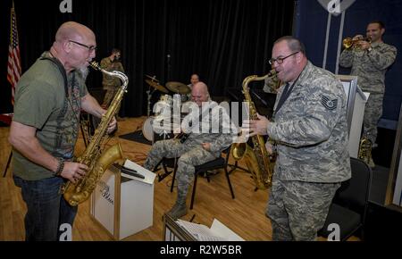 Grammy award-winning joue avec le saxophoniste Jeff Coffin U.S. Air Force Tech. Le Sgt. David Fatek, rythme en bleu saxophone ténor dvd, au cours d'un entraînement à joint Base Langley-Eustis, Virginie, le 26 octobre 2018. Le rythme en bleu jazz band a pour mission de communiquer et de l'US Air Force des messages du Ministère de la Défense en faisant des liens durables avec leurs publics. Banque D'Images