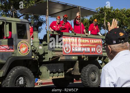 Les membres de la Ligue à l'onde Marine Corps des spectateurs lors de la parade San Clemente Veteran's Day Parade à San Clemente, Californie, Novembre 9, 2018. Des familles locales, les membres de la communauté, et les anciens combattants se sont réunis pour assister à la parade pour célébrer le retour de la 2e Bataillon, 4e Régiment de Marines, 1 Division de marines, je Marine Expeditionary Force, de leur récent déploiement à l'Australie dans le cadre de rotation maritime. Force-Darwin Un retour à la cérémonie et une journée de commémoration de l'ancien combattant a suivi le défilé de reconnaître le 243e anniversaire du Corps des Marines et de célébrer et honorer tous les anciens combattants. Banque D'Images