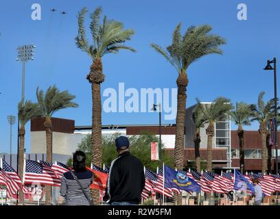 Deux F-16 Fighting Falcon avions affectés à la 56e Escadre de chasse survoler Goodyear Ballpark au cours de la 4e Journée des anciens combattants de Goodyear de Goodyear (événement Hommage, en Arizona, le 11 novembre, 2018. Les deux F-16 ont mené l'autopont de soutenir le cas de Goodyear en l'honneur de la Journée des anciens combattants. Banque D'Images