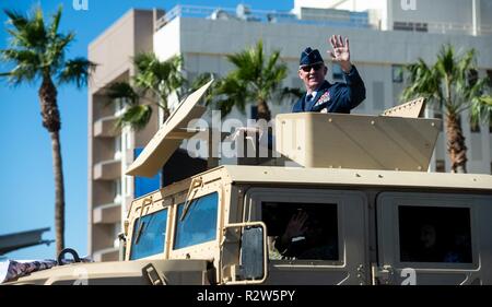 Le brig. Le général Todd Canterbury, 56th Fighter Wing commander salue la foule lors de la Parade de la Journée des anciens combattants de Phoenix en Arizona, le 12 novembre 2018. Cette année, le thème de la parade était "en dehors des tranchées" qui rend hommage au 100e anniversaire du premier jour de l'Armistice de la Première Guerre mondiale. Banque D'Images