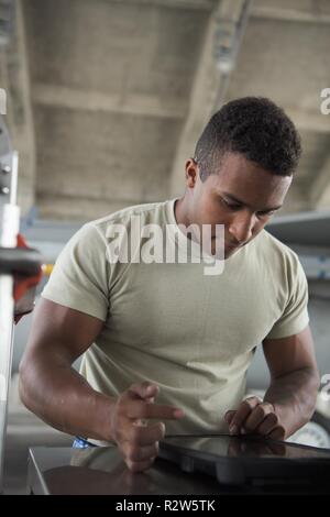 U.S. Air Force Airman First Class Devin Elliott, 44e Unité de maintenance d'aéronefs sous-chef d'équipe dédiée, avis des ordres techniques le 1 novembre 2018, à Kadena Air Base, au Japon. Les tâches des responsables vont de la préparation des vols, d'effectuer des vérifications après le vol, et l'examen des ordres techniques. Banque D'Images