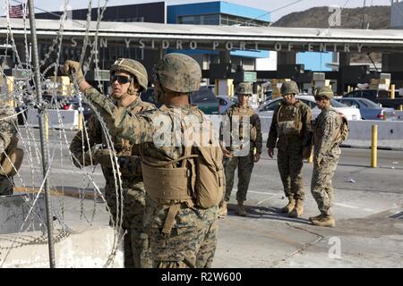 Les marines de l'US Marine Corps Maritime Aérien Au sol à des fins spéciales Task Force 7 préparer le matériel et les obstacles pour la fermeture de 3 voies de circulation à l'entrée du Port de San Ysidro. Us Marine Corps Maritime Aérien Au sol à des fins spéciales 7 Groupe de travail de vingt neuf paumes CA est à San Diego, en collaboration avec le U.S. Customs and Border Protection à l'appui de l'opération ligne sécurisée. Banque D'Images