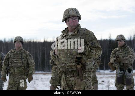 Le général de l'Armée de Mark O'Neil, centre, le général commandant de l'armée américaine de l'Alaska, interroge ses soldats après l'observation de peloton d'infanterie de tir réel à Joint Base Elmendorf-Richardson, Alaska, 8 novembre 2018. L'exercice aiguisé les parachutistes de l'infanterie des compétences pour inclure : mouvement de peloton et de la communication, obstacle violer, la capture d'objectifs au moyen d'agressions sexuelles et de la manœuvre, et aux soins aux blessés. Banque D'Images