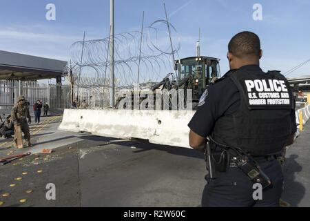 Les marines de l'US Marine Corps Maritime Aérien Au sol à des fins spéciales Task Force 7 préparer le matériel et les obstacles pour la fermeture de 3 voies de circulation à l'entrée du Port de San Ysidro. Us Marine Corps Maritime Aérien Au sol à des fins spéciales 7 Groupe de travail de vingt neuf paumes CA est à San Diego, en collaboration avec le U.S. Customs and Border Protection à l'appui de l'opération ligne sécurisée. Banque D'Images