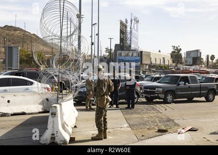 Les marines de l'US Marine Corps Maritime Aérien Au sol à des fins spéciales Task Force 7 préparer le matériel et les obstacles pour la fermeture de 3 voies de circulation à l'entrée du Port de San Ysidro. Us Marine Corps Maritime Aérien Au sol à des fins spéciales 7 Groupe de travail de vingt neuf paumes CA est à San Diego, en collaboration avec le U.S. Customs and Border Protection à l'appui de l'opération ligne sécurisée. Banque D'Images