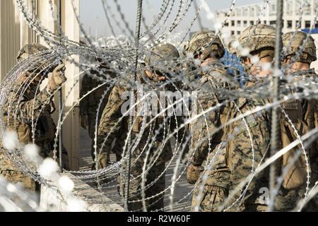 Les marines de l'US Marine Corps Maritime Aérien Au sol à des fins spéciales Task Force 7 préparer le matériel et les obstacles pour la fermeture de 3 voies de circulation à l'entrée du Port de San Ysidro. Us Marine Corps Maritime Aérien Au sol à des fins spéciales 7 Groupe de travail de vingt neuf paumes CA est à San Diego, en collaboration avec le U.S. Customs and Border Protection à l'appui de l'opération ligne sécurisée. Banque D'Images