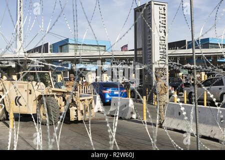 Les marines de l'US Marine Corps Maritime Aérien Au sol à des fins spéciales Task Force 7 préparer le matériel et les obstacles pour la fermeture de 3 voies de circulation à l'entrée du Port de San Ysidro. Us Marine Corps Maritime Aérien Au sol à des fins spéciales 7 Groupe de travail de vingt neuf paumes CA est à San Diego, en collaboration avec le U.S. Customs and Border Protection à l'appui de l'opération ligne sécurisée. Banque D'Images