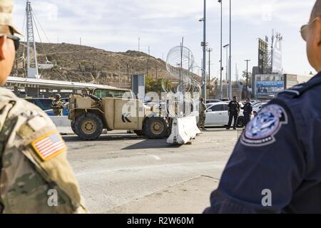 Les marines de l'US Marine Corps Maritime Aérien Au sol à des fins spéciales Task Force 7 préparer le matériel et les obstacles pour la fermeture de 3 voies de circulation à l'entrée du Port de San Ysidro. Us Marine Corps Maritime Aérien Au sol à des fins spéciales 7 Groupe de travail de vingt neuf paumes CA est à San Diego, en collaboration avec le U.S. Customs and Border Protection à l'appui de l'opération ligne sécurisée. Banque D'Images