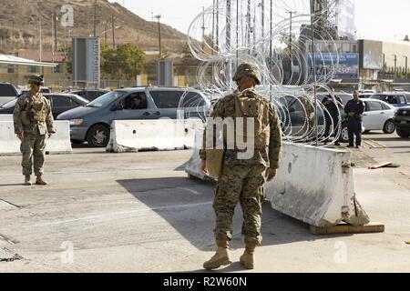 Les marines de l'US Marine Corps Maritime Aérien Au sol à des fins spéciales Task Force 7 préparer le matériel et les obstacles pour la fermeture de 3 voies de circulation à l'entrée du Port de San Ysidro. Us Marine Corps Maritime Aérien Au sol à des fins spéciales 7 Groupe de travail de vingt neuf paumes CA est à San Diego, en collaboration avec le U.S. Customs and Border Protection à l'appui de l'opération ligne sécurisée. Banque D'Images