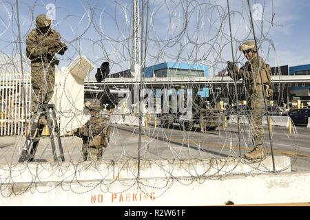 Les marines de l'US Marine Corps Maritime Aérien Au sol à des fins spéciales Task Force 7 préparer le matériel et les obstacles pour la fermeture de 3 voies de circulation à l'entrée du Port de San Ysidro. Us Marine Corps Maritime Aérien Au sol à des fins spéciales 7 Groupe de travail de vingt neuf paumes CA est à San Diego, en collaboration avec le U.S. Customs and Border Protection à l'appui de l'opération ligne sécurisée. Banque D'Images