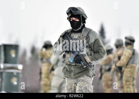 Un aviateur de l'US Air Force 1ère classe affectée à la 354e Escadron des Forces de sécurité (SFS), se met en position avant une capture-the-flag d'entraînement 8 novembre 2018, à Eielson Air Force Base, en Alaska. Pendant la capture-the-flag, deux équipes de 354 aviateurs de l'ESF de tenter de saisir l'autre drapeau du groupe, tout en protégeant leur propre. Banque D'Images