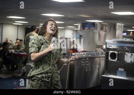 Mer des Caraïbes (nov. 12, 2018) - Hospitalman Alyssa Barber, de Sumter, S.C., effectue une chanson pour remonter le moral, le bien-être, et des loisirs (MWR) talent show à bord du navire-hôpital USNS Comfort (T-AH 20). Le confort est de 11 semaines sur une mission d'appui médical à l'Amérique centrale et du Sud dans le cadre du U.S. Southern Command's Enduring promesse initiative. Travailler avec des partenaires gouvernementaux et de santé en Équateur, au Pérou, en Colombie et au Honduras, l'équipe médicale a entrepris des soins à bord et dans les sites médicaux, aide à relâcher la pression sur les systèmes médicaux causée en partie par une augmentation de Banque D'Images