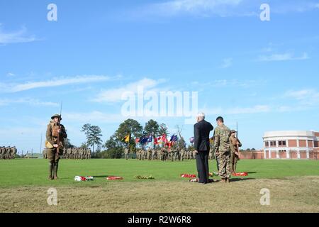 FORT BENNING, en Géorgie (nov. 14, 2018) - Le Colonel Douglas G. Vincent, avant-plan droit, centre d'excellence de Manœuvre de chef d'état-major de l'armée à la retraite, et le lieutenant-général Thomas Metz, président et chef de la direction de la National Infantry Museum Foundation, de déposer des couronnes au cours d'une journée des anciens combattants / Cérémonie du Jour de l'Armistice. Militaires de l'armée américaine, la marine, la Force aérienne et des Marines, et représentant 10 organisations militaires internationales ont assisté à l'ancien combattant de la Première Guerre mondiale Commémoration de la Journée du souvenir au Musée de l'infanterie à Columbus, Géorgie, le 11 novembre, 2018. La cérémonie a rendu hommage à la contribution des anciens combattants fro Banque D'Images