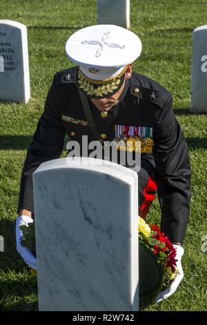 Le général de brigade Ryan P. Patrimoine, commandant général du Corps des Marines, recruter Depot San Diego et de l'Ouest, région de recrutement et le Sgt. Le Devon Lee, sergent-major de la Division Dépôt, Marine Corps Recruter Depot San Diego et de l'Ouest Région de recrutement, déposé une couronne sur la tombe de Leland D. Crawford, le sergent-major de la 9e Marine Corps, le 10 novembre. Marines place des couronnes dans le cadre du Marine Corps' anniversaire de la tradition et de l'honneur de leur pays. Banque D'Images