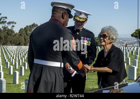 Le général de brigade Ryan P. Patrimoine, commandant général du Corps des Marines, recruter Depot San Diego et de l'Ouest, région de recrutement et le Sgt. Le Devon Lee, sergent-major de la Division Dépôt, Marine Corps Recruter Depot San Diego et de l'Ouest Région de recrutement, déposé une couronne sur la tombe de Leland D. Crawford, le sergent-major de la 9e Marine Corps, le 10 novembre. Marines place des couronnes dans le cadre du Marine Corps' anniversaire de la tradition et de l'honneur de leur pays. Banque D'Images