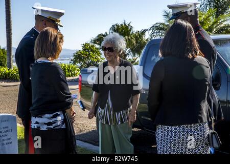 Le général de brigade Ryan P. Patrimoine, commandant général du Corps des Marines, recruter Depot San Diego et de l'Ouest, région de recrutement et le Sgt. Le Devon Lee, sergent-major de la Division Dépôt, Marine Corps Recruter Depot San Diego et de l'Ouest Région de recrutement, déposé une couronne sur la tombe de Leland D. Crawford, le sergent-major de la 9e Marine Corps, le 10 novembre. Marines place des couronnes dans le cadre du Marine Corps' anniversaire de la tradition et de l'honneur de leur pays. Banque D'Images