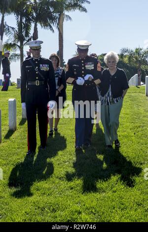 Le général de brigade Ryan P. Patrimoine, commandant général du Corps des Marines, recruter Depot San Diego et de l'Ouest, région de recrutement et le Sgt. Le Devon Lee, sergent-major de la Division Dépôt, Marine Corps Recruter Depot San Diego et de l'Ouest Région de recrutement, déposé une couronne sur la tombe de Leland D. Crawford, le sergent-major de la 9e Marine Corps, le 10 novembre. Marines place des couronnes dans le cadre du Marine Corps' anniversaire de la tradition et de l'honneur de leur pays. Banque D'Images