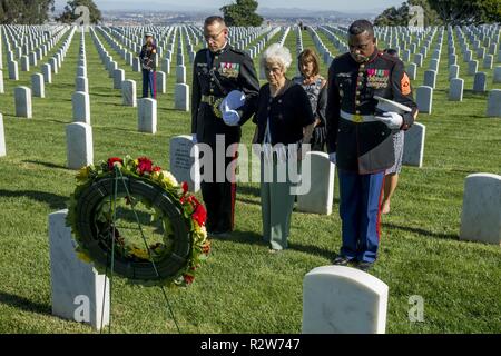 Le général de brigade Ryan P. Patrimoine, commandant général du Corps des Marines, recruter Depot San Diego et de l'Ouest, région de recrutement et le Sgt. Le Devon Lee, sergent-major de la Division Dépôt, Marine Corps Recruter Depot San Diego et de l'Ouest Région de recrutement, déposé une couronne sur la tombe de Leland D. Crawford, le sergent-major de la 9e Marine Corps, le 10 novembre. Marines place des couronnes dans le cadre du Marine Corps' anniversaire de la tradition et de l'honneur de leur pays. Banque D'Images