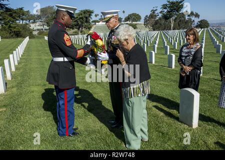 Le général de brigade Ryan P. Patrimoine, commandant général du Corps des Marines, recruter Depot San Diego et de l'Ouest, région de recrutement et le Sgt. Le Devon Lee, sergent-major de la Division Dépôt, Marine Corps Recruter Depot San Diego et de l'Ouest Région de recrutement, déposé une couronne sur la tombe de Leland D. Crawford, le sergent-major de la 9e Marine Corps, le 10 novembre. Marines place des couronnes dans le cadre du Marine Corps' anniversaire de la tradition et de l'honneur de leur pays. Banque D'Images