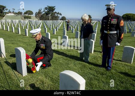 Le général de brigade Ryan P. Patrimoine, commandant général du Corps des Marines, recruter Depot San Diego et de l'Ouest, région de recrutement et le Sgt. Le Devon Lee, sergent-major de la Division Dépôt, Marine Corps Recruter Depot San Diego et de l'Ouest Région de recrutement, déposé une couronne sur la tombe de Leland D. Crawford, le sergent-major de la 9e Marine Corps, le 10 novembre. Marines place des couronnes dans le cadre du Marine Corps' anniversaire de la tradition et de l'honneur de leur pays. Banque D'Images