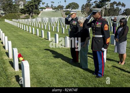 Le général de brigade Ryan P. Patrimoine, commandant général du Corps des Marines, recruter Depot San Diego et de l'Ouest, région de recrutement et le Sgt. Le Devon Lee, sergent-major de la Division Dépôt, Marine Corps Recruter Depot San Diego et de l'Ouest Région de recrutement, déposé une couronne sur la tombe de Leland D. Crawford, le sergent-major de la 9e Marine Corps, le 10 novembre. Marines place des couronnes dans le cadre du Marine Corps' anniversaire de la tradition et de l'honneur de leur pays. Banque D'Images