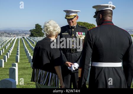 Le général de brigade Ryan P. Patrimoine, commandant général du Corps des Marines, recruter Depot San Diego et de l'Ouest, région de recrutement et le Sgt. Le Devon Lee, sergent-major de la Division Dépôt, Marine Corps Recruter Depot San Diego et de l'Ouest Région de recrutement, déposé une couronne sur la tombe de Leland D. Crawford, le sergent-major de la 9e Marine Corps, le 10 novembre. Marines place des couronnes dans le cadre du Marine Corps' anniversaire de la tradition et de l'honneur de leur pays. Banque D'Images