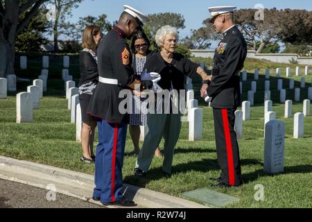 Le général de brigade Ryan P. Patrimoine, commandant général du Corps des Marines, recruter Depot San Diego et de l'Ouest, région de recrutement et le Sgt. Le Devon Lee, sergent-major de la Division Dépôt, Marine Corps Recruter Depot San Diego et de l'Ouest Région de recrutement, déposé une couronne sur la tombe de Leland D. Crawford, le sergent-major de la 9e Marine Corps, le 10 novembre. Marines place des couronnes dans le cadre du Marine Corps' anniversaire de la tradition et de l'honneur de leur pays. Banque D'Images