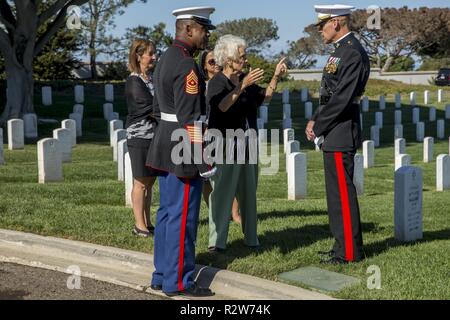 Le général de brigade Ryan P. Patrimoine, commandant général du Corps des Marines, recruter Depot San Diego et de l'Ouest, région de recrutement et le Sgt. Le Devon Lee, sergent-major de la Division Dépôt, Marine Corps Recruter Depot San Diego et de l'Ouest Région de recrutement, déposé une couronne sur la tombe de Leland D. Crawford, le sergent-major de la 9e Marine Corps, le 10 novembre. Marines place des couronnes dans le cadre du Marine Corps' anniversaire de la tradition et de l'honneur de leur pays. Banque D'Images