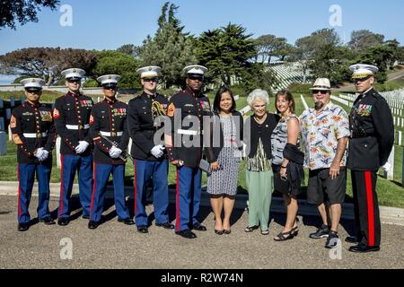 Le général de brigade Ryan P. Patrimoine, commandant général du Corps des Marines, recruter Depot San Diego et de l'Ouest, région de recrutement et le Sgt. Le Devon Lee, sergent-major de la Division Dépôt, Marine Corps Recruter Depot San Diego et de l'Ouest Région de recrutement, déposé une couronne sur la tombe de Leland D. Crawford, le sergent-major de la 9e Marine Corps, le 10 novembre. Marines place des couronnes dans le cadre du Marine Corps' anniversaire de la tradition et de l'honneur de leur pays. Banque D'Images