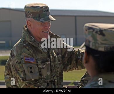 Le lieutenant-général Thomas S. James, Jr., commandant de la Première armée, la 184e commande visites de soutien le 13 novembre 2018, au cours de leur mobilisation post-entraînement à Fort Hood, au Texas. Banque D'Images