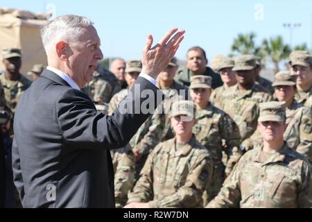 James Mattis, Secrétaire américain de la Défense, parle avec des troupes du 56e Bataillon Médical multifonctionnel, 62e brigade médicale le 14 novembre au Camp de Base Donna, au Texas. Mattis a répondu aux questions des soldats au camp de base à l'appui de la mission de la frontière sud-ouest. Le Commandement du Nord des États-Unis est fournir du soutien militaire au Ministère de la sécurité intérieure et la U.S. Customs and Border Protection pour sécuriser la frontière sud des États-Unis. Commandement du Nord des États-Unis est fournir du soutien militaire au Ministère de la sécurité intérieure et la U.S. Customs and Border Protection pour sécuriser le sud Banque D'Images