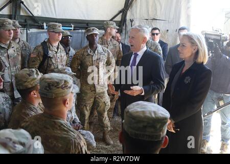 James N. Mattis, Secrétaire de la Défense, et Kirstjen Nielsen, Secrétaire de la sécurité intérieure, répond aux questions des soldats le 14 novembre au Camp de Base Donna, au Texas. Les secrétaires ont visité les installations, la mission a reçu des mémoires des dirigeants militaires et a parlé avec des troupes sur le terrain qui appuient la mission d'appui à la frontière militaire. Commandement du Nord des États-Unis est fournir du soutien militaire au Ministère de la sécurité intérieure et la U.S. Customs and Border Protection pour sécuriser la frontière sud des États-Unis. Banque D'Images