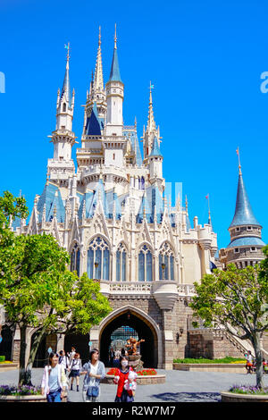Beau château de Cendrillon, l'icône de Tokyo Disneyland à Tokyo Disney Resort à Urayasu, Chiba Prefecture, Tokyo, Japon Banque D'Images