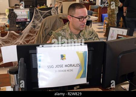 FORT BLISS, Texas - Le s.. Jose Morales, un soldat de réserve de l'Armée du 210e RSG et sous-officier responsable de la mobilisation et le déploiement du personnel de la Brigade de la section (démobilisation), vérifie les fichiers sur son ordinateur de travail au cours de la mobilisation/démobilisation de l'unité dans l'action du personnel du bureau (S1) Section de la Brigade, de la Direction des plans, la formation, la mobilisation et la sécurité à Fort Bliss, au Texas, le 31 octobre 2018. Les actions du personnel du bureau (S1) section est responsable de la gestion des documents essentiels pour la garde nationale, réserver et CONUS Centre de remplacement vendus Banque D'Images