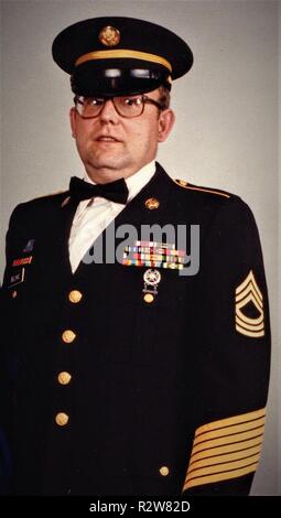 1er Sgt. (Retraité) Joseph Belskie, anciennement affecté à la 525e Brigade de renseignement militaire et actuel membre de l'American Legion Post 72, Aberdeen, North Carolina pose pour une photo officielle. Banque D'Images