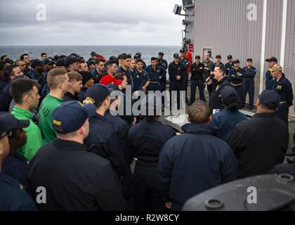 VIRGINIA CAPES (nov. 8, 2018) Le capitaine William G. Musser, commandant de l'USS croiseur lance-missiles le golfe de Leyte (CG 55), traite de son équipage sur leur performance durant un appel mains libres sur le pont d'envol du navire tandis que le golfe de Leyte remplit une surface Warfare Advanced Tactical Training (SWATT) de l'exercice. USS ABRAHAM LINCOLN (CVN 72) carrier strike Group (CSG) cruiser-destroyer (brut) les unités sont d'effectuer la première côte est BAD tripes de bruts. Bad tripes est dirigé par le Naval Surface et Centre de développement de la guerre des mines (SMWDC) et il est conçu pour accroître la compétence de combat, la létalité et Banque D'Images