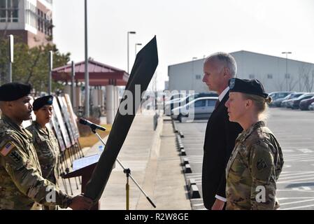 Le colonel Teresa Schlosser (droite), U.S. Army Corps of Engineers (USACE), l'Extrême-Orient (CEF) commandant, et Richard Byrd (à gauche), l'ingénieur de district adjoint FED USACE, préparer pour dérouler les couleurs de l'unité pendant une uncasing cérémonie au siège du district, Camp Humphreys, Corée du Sud, le 14 novembre. Banque D'Images