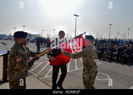 Le colonel Teresa Schlosser (droite), U.S. Army Corps of Engineers (USACE), l'Extrême-Orient (CEF) commandant, et Richard Byrd, ingénieur de district adjoint FED USACE, déploie l'unité de couleurs au cours d'une cérémonie à l'uncasing le siège de district, Camp Humphreys, Corée du Sud, le 14 novembre. Banque D'Images