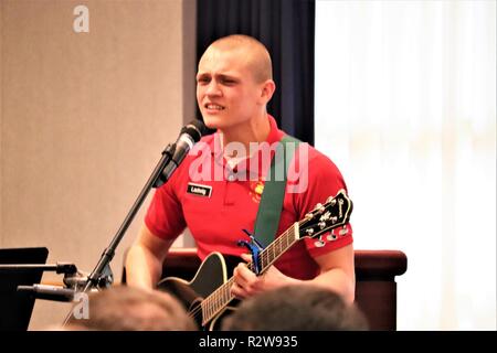 Avec le cadet Johnny Ladwig Défi du Wisconsin Academy chante une chanson prélude au cours de la début de la Veteran's Day Prière déjeuner le 8 novembre 2018, à McCoy's Community Center de Fort McCoy, Wisconsin Ladwig était un des nombreux lors de l'événement. Le déjeuner a été Fort McCoy's officiellement la journée du Veteran's Day et le défi Academy est une organisation de locataires à l'installation. Ladwig a également reçu une médaille du commandant de la garnison de Fort McCoy Le colonel commandant Hui Chae Kim pour sa participation. Banque D'Images