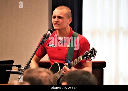 Avec le cadet Johnny Ladwig Défi du Wisconsin Academy chante une chanson prélude au cours de la début de la Veteran's Day Prière déjeuner le 8 novembre 2018, à McCoy's Community Center de Fort McCoy, Wisconsin Ladwig était un des nombreux lors de l'événement. Le déjeuner a été Fort McCoy's officiellement la journée du Veteran's Day et le défi Academy est une organisation de locataires à l'installation. Ladwig a également reçu une médaille du commandant de la garnison de Fort McCoy Le colonel commandant Hui Chae Kim pour sa participation. Banque D'Images