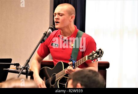 Avec le cadet Johnny Ladwig Défi du Wisconsin Academy chante une chanson prélude au cours de la début de la Veteran's Day Prière déjeuner le 8 novembre 2018, à McCoy's Community Center de Fort McCoy, Wisconsin Ladwig était un des nombreux lors de l'événement. Le déjeuner a été Fort McCoy's officiellement la journée du Veteran's Day et le défi Academy est une organisation de locataires à l'installation. Ladwig a également reçu une médaille du commandant de la garnison de Fort McCoy Le colonel commandant Hui Chae Kim pour sa participation. Banque D'Images