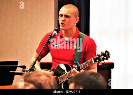 Avec le cadet Johnny Ladwig Défi du Wisconsin Academy chante une chanson prélude au cours de la début de la Veteran's Day Prière déjeuner le 8 novembre 2018, à McCoy's Community Center de Fort McCoy, Wisconsin Ladwig était un des nombreux lors de l'événement. Le déjeuner a été Fort McCoy's officiellement la journée du Veteran's Day et le défi Academy est une organisation de locataires à l'installation. Ladwig a également reçu une médaille du commandant de la garnison de Fort McCoy Le colonel commandant Hui Chae Kim pour sa participation. Banque D'Images