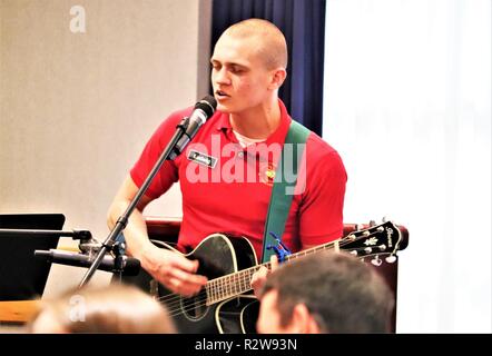 Avec le cadet Johnny Ladwig Défi du Wisconsin Academy chante une chanson prélude au cours de la début de la Veteran's Day Prière déjeuner le 8 novembre 2018, à McCoy's Community Center de Fort McCoy, Wisconsin Ladwig était un des nombreux lors de l'événement. Le déjeuner a été Fort McCoy's officiellement la journée du Veteran's Day et le défi Academy est une organisation de locataires à l'installation. Ladwig a également reçu une médaille du commandant de la garnison de Fort McCoy Le colonel commandant Hui Chae Kim pour sa participation. Banque D'Images