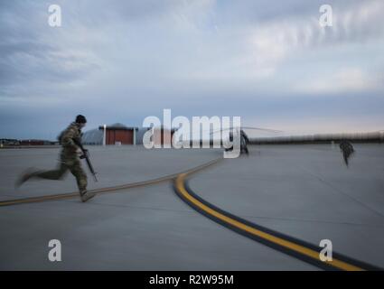 Les soldats de l'équipage d'air de l'armée américaine avec le New Jersey le détachement de la Garde Nationale 2, la Compagnie Charlie, 1-171st Soutien général Aviation Battalion courir vers leurs hélicoptères après une alerte d'urgence au cours de l'évacuation médicale de la formation sur une base commune McGuire-Dix-Lakehurst, N.J., le 14 novembre 2018. Banque D'Images