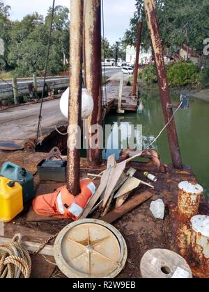 Le secteur de la Garde côtière canadienne Charleston les inspecteurs de marine d'identifier des conditions dangereuses sur la barge et remorqueur associés Jake Washington 8 novembre 2018, alors que la location à Broad Creek Marina à Hilton Head, Caroline du Sud. La barge et remorqueur ont également été observées sous le nom d'un car-ferry entre Hilton Head et de Daufuskie Island sans la garde côtière des États-Unis Certificat de contrôle résultant en des commandes Port Captian à cesser toutes les opérations. Banque D'Images